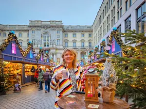 Sabine op de kerstmarkt van het Humboldt Forum