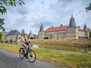 Patrick fietst op de 100 kastelenroute langs kasteel Westerwinkel