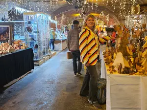 Sabine bekijkt de kerstartikelen in de wijnkelder