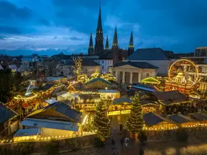 Blik over de Lamberti-kerstmarkt in Oldenburg