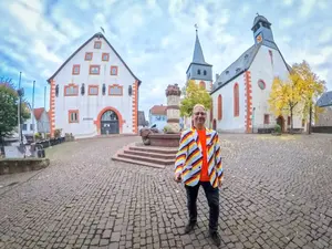 Patrick op het Marktplein met kerk en rathaus op de achtergrond
