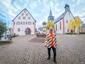 Patrick op het Marktplein met kerk en rathaus op de achtergrond