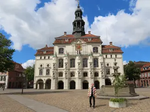 Patrick voor het Rathaus van Lüneburg