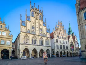 Patrick voor het Rathaus in Münster