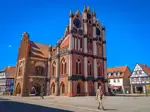 Patrick bij het Rathaus in baksteengotiek van Tangermünde