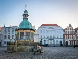 Patrick wast zijn handen bij de Wasserkunst