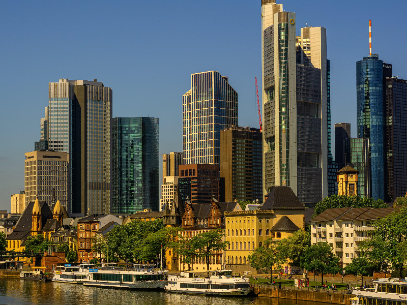 De moderne wolkenkrabbers van wereldstad Frankfurt am Main