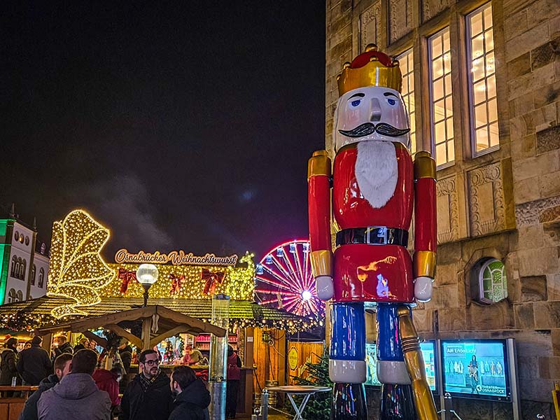De gezellige kerstmarkt van Osnabrück in Duitsland