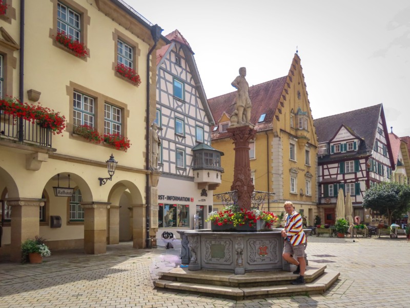 Patrick bij de fontein voor het Rathaus van Sigmaringen