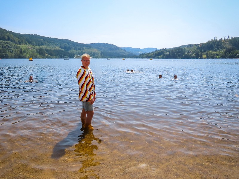 Patrick aan het pootjebaden in de Titisee