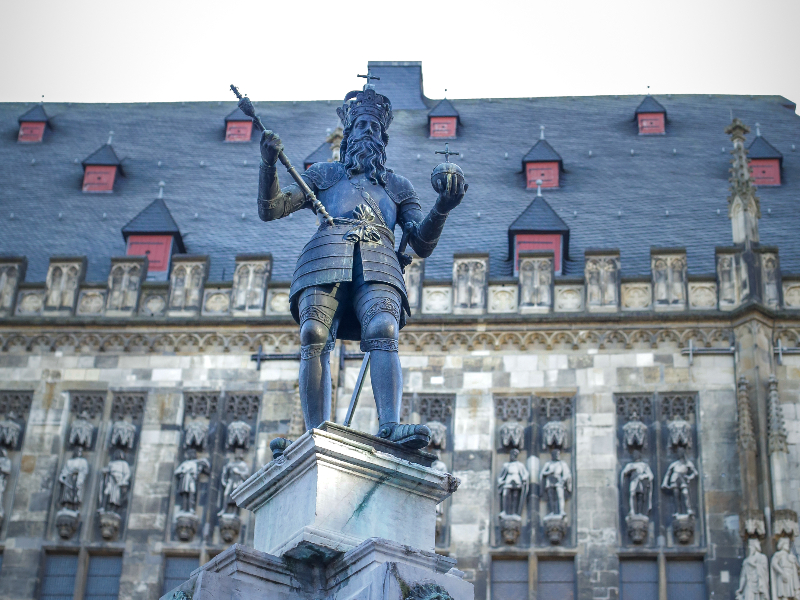 Karel de Grote kom je overal tegen, hier op de fontein voor het stadhuis