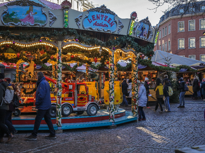 Op de kerstmarkt van Aken is ook een draaimolen te vinden.