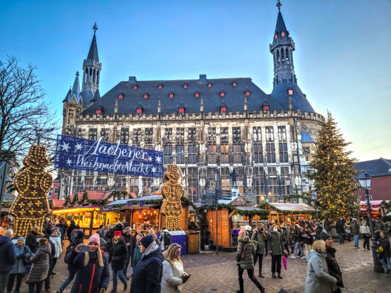 Als je de kerstmarkt van Aken oploopt, kijk je direct op het schitterende stadhuis. De sfeer zit er direct goed in!