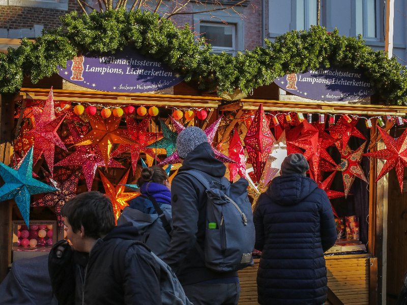 Een kraampje met kerststerren op de Duitse kerstmarkt in Aken