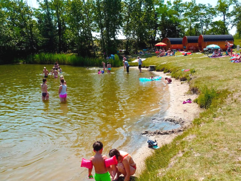 Spetteren in het meer op de camping Bad-Durkheim.