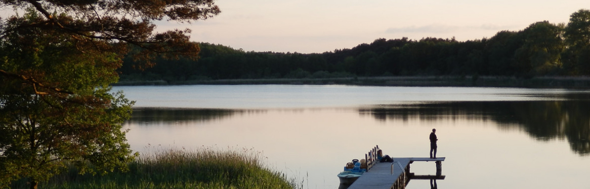 Zonsondergang aan een van de mooie meren in het merengebied van Duitsland bij Mecklenburg