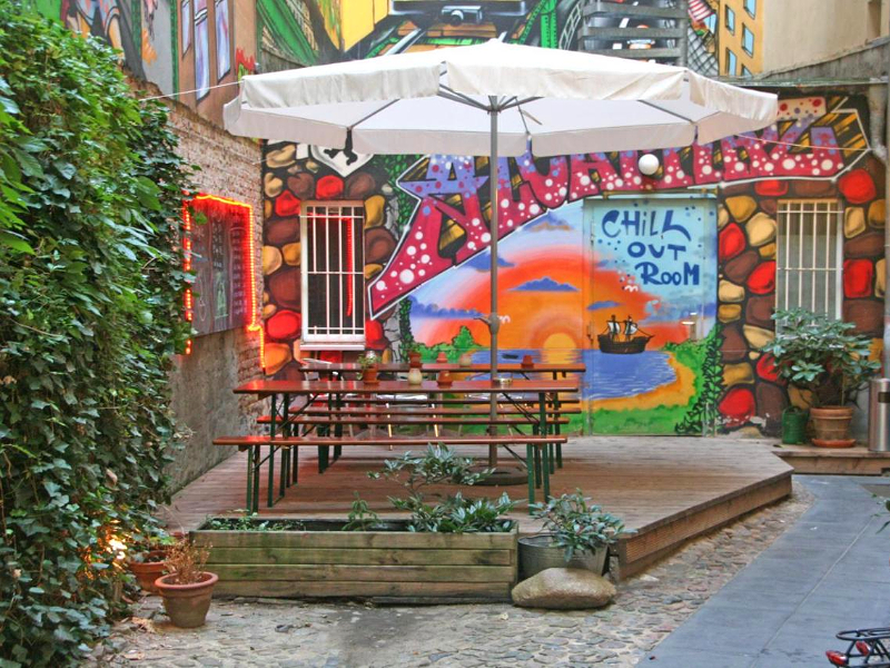 Nog even wat drinken in de tuin bij het annabanana hostel?