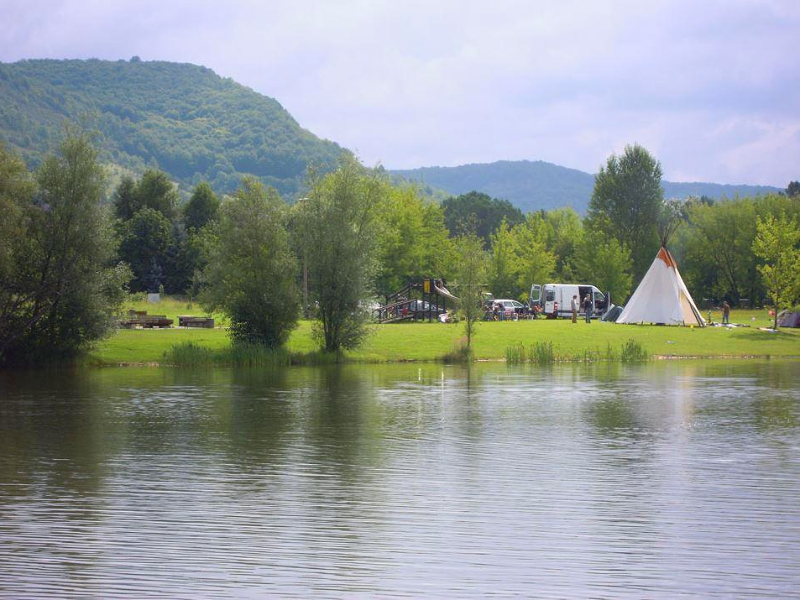 De mooie Duitse camping Bei Jena aan het water in Thüringen