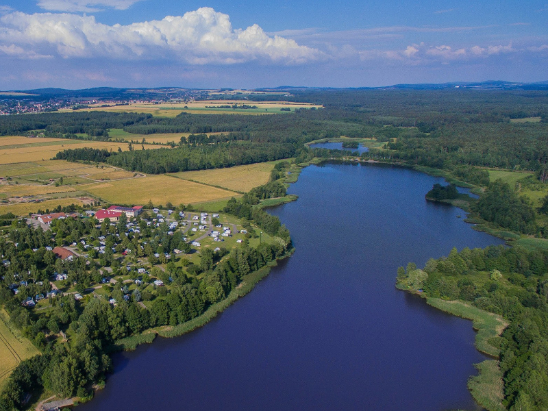 De schitterend gelegen camping Lux Oase in Saksen. De camping ligt aan een groot meer, en nabij de Duitse stad Dresden.