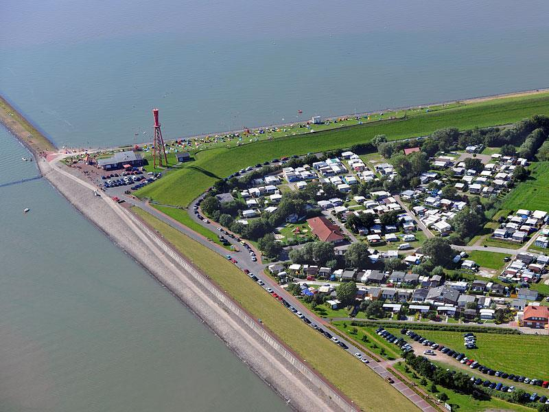 De rustige KNAUS camping Eckwarderhorne ligt direct aan de Noordzee en nabij het plaatsje Wilhelmshaven.