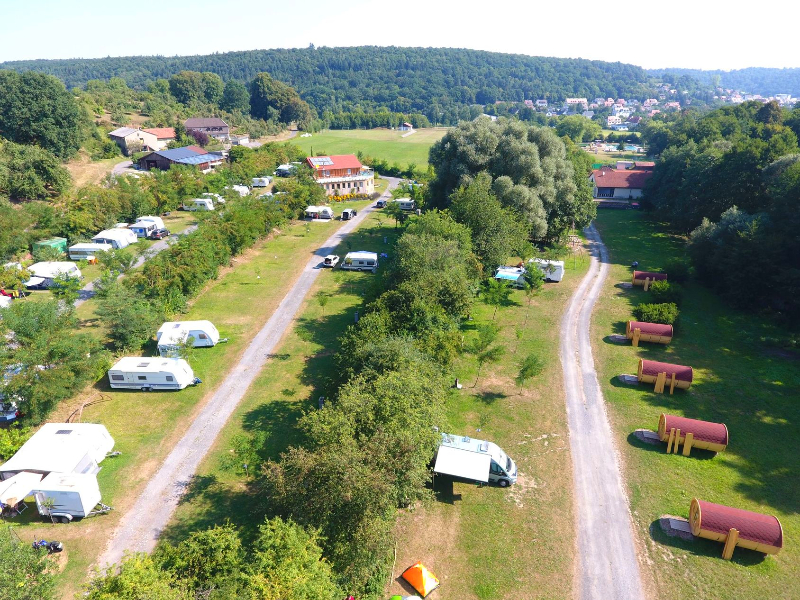 Uitzicht over de kleinschalige camping Weihersee in Beieren.