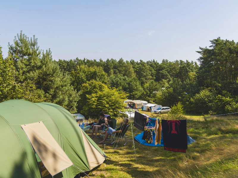 Kampeerders ontspannen op camping Wilsumer Berge.