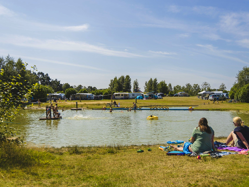 Spelen in het meer op de camping Wilsumer-Berge.