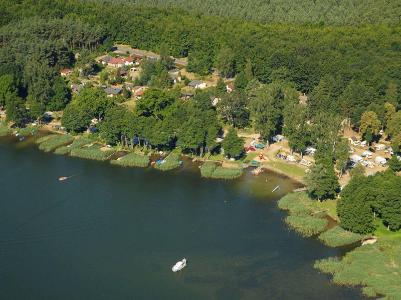 De schitterend gelegen Duitse Camping Zwenower Ufer aan het water 