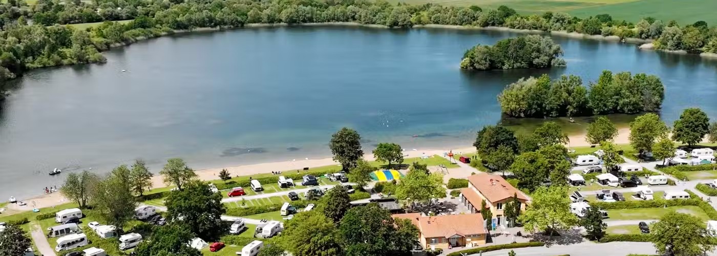 De hondvriendelijke camping Kalletal vanuit de lucht bezien