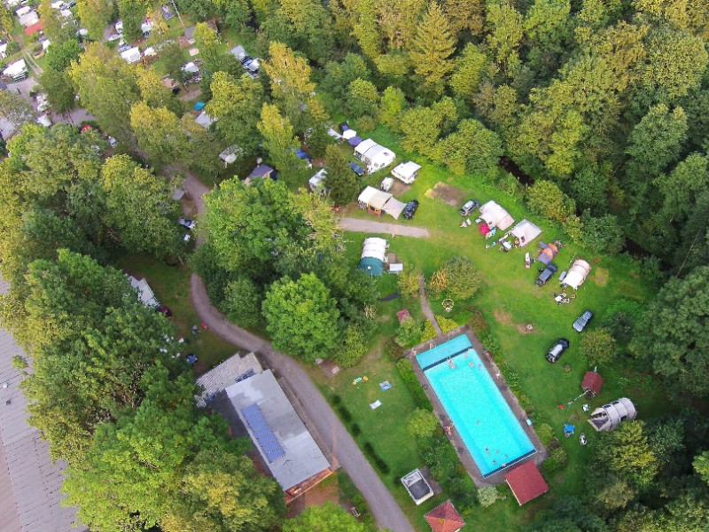 De hondvriendelijke camping Eulenburg in de Harz van bovenaf gezien