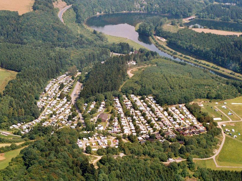 Uitzicht over de mooi gelegen campingplatz hof biggen in Sauerland in Duitsland