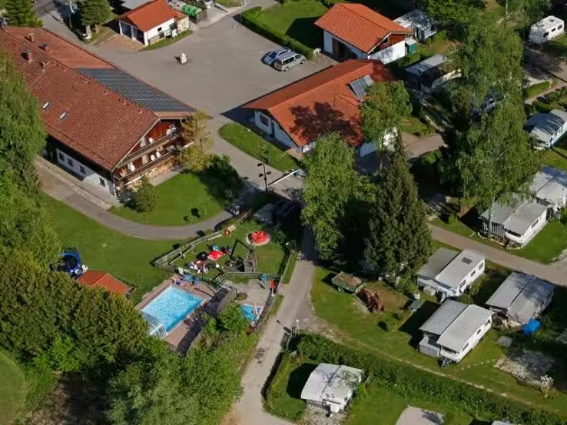 Camping Hofbauer in Beieren vanuit de lucht bezien.