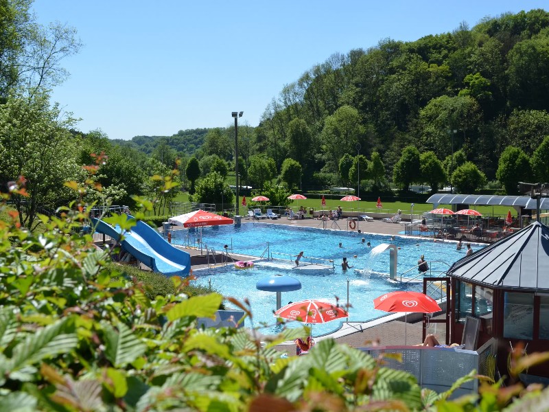 Het zwembad op de hondvriendelijke camping Prumtal in de Duitse Eifel