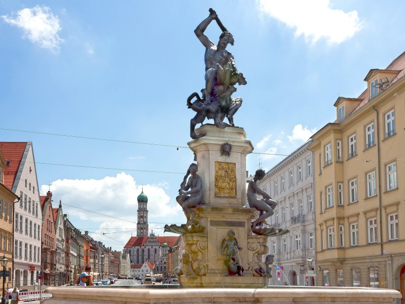 Prachtige fontein met standbeeld van Hercules in Augsburg