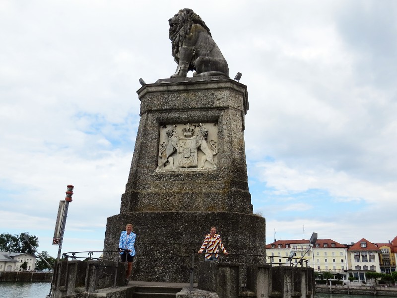 We poseren bij de Beierse leeuw in Lindau