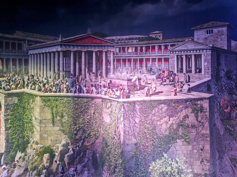 Boven heb je mooiste uitzicht op de Asisi 360 graden Pergamon panorama