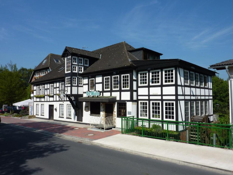 Onderweg door Duitsland kun je uitstekend overnachten in dit typisch Duitse hotel onder bremen en nabij de A1, maar toch rustig en charmant!