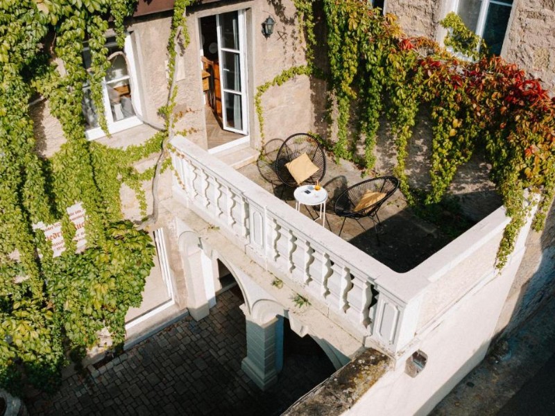 Het zonnetje schijnt ophet balkon van het charmante Residenz Bella Italia in het Duitze Würzburg.