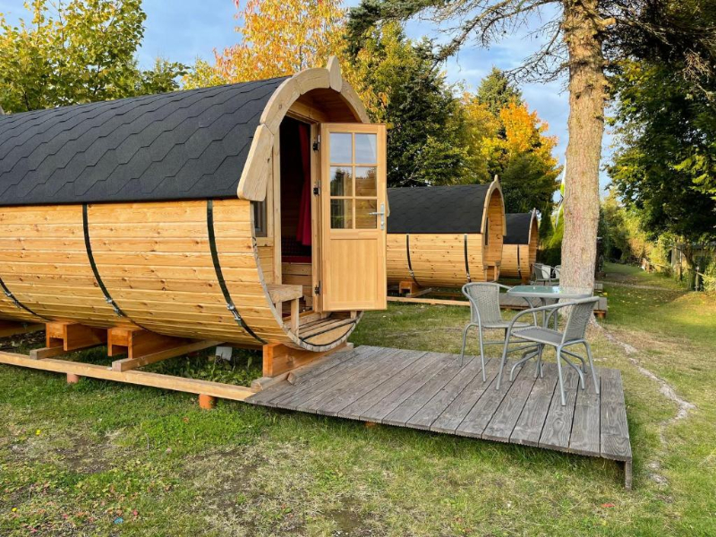 Altijd al eens willen slapen in een wijnvat? In camping Barrel - Schlafen im Fass in Duitsland kan het!