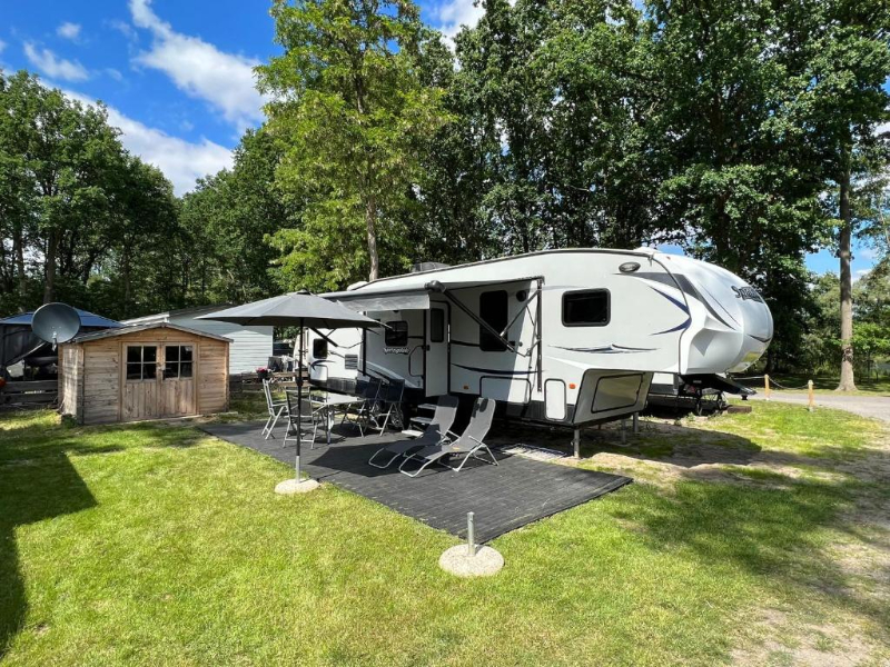 Op American Camping US Wohnwagen kun je een comfortabele caravan huren in een rustige omgeving in Brandenburg, Oost Duitsland.