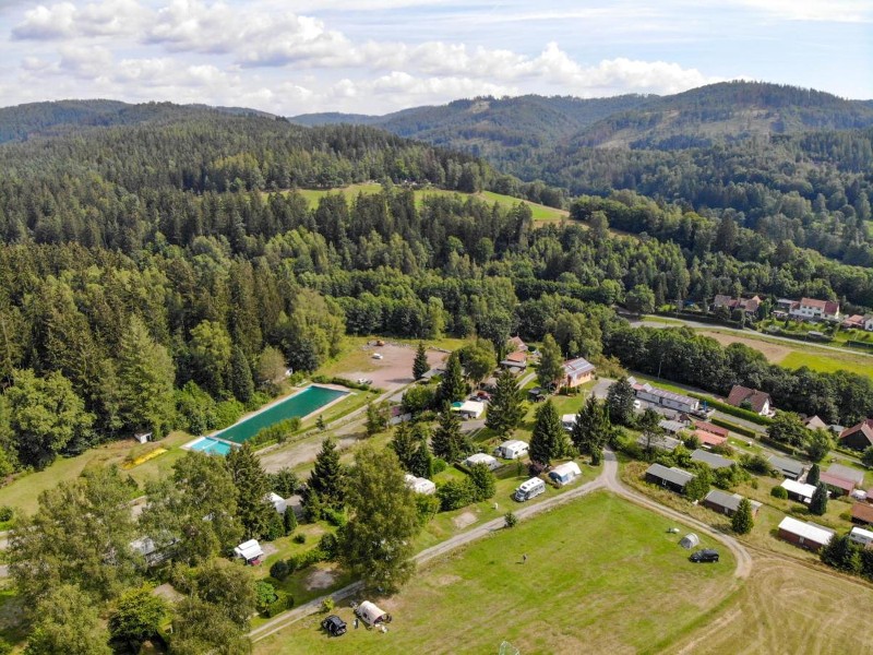De bosrijke omgeving van de hondvriendelijke camping am Waldplatz is heerlijk om in te wandelen