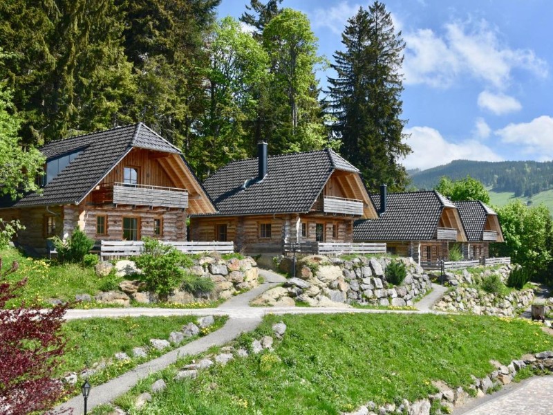 De charmante houten chalets van Hotel & Chalets Herrihof in Todtnauberg, het Zwarte Woud.