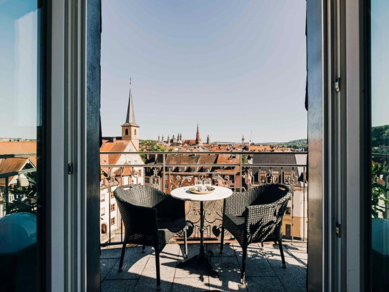 Uitzicht vanaf een balkon van een van de hotelkamers van het centraa gelegen Das v Evert Hotel in Wurzburg.