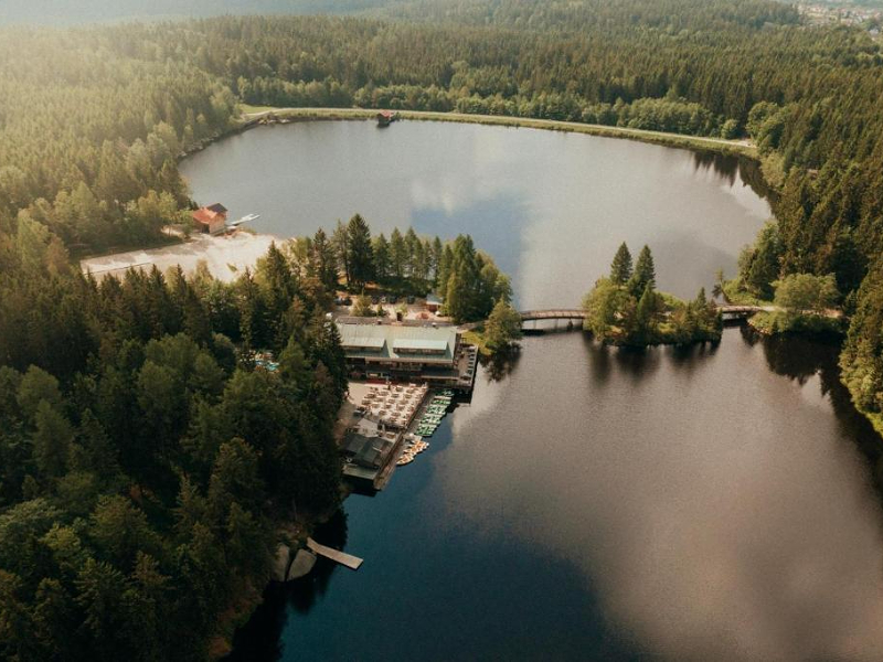 Het schitterend gelegen hotel am fichtelsee is geschikt als overnachtingshotel, maar zeker ook om een dagje langer te verblijven in de mooie Beierse omgeving!