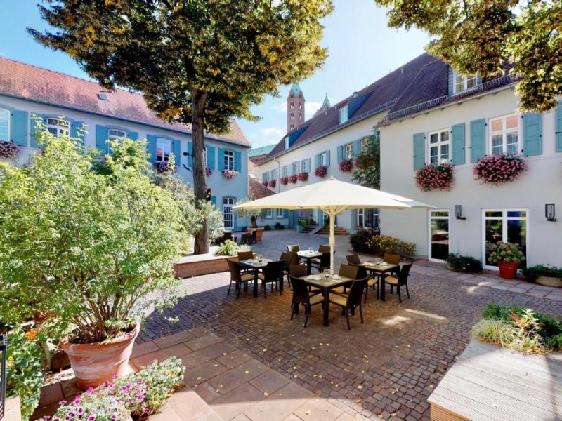Het gezellige terras van Hotel Domhof in het Duitse Spiers