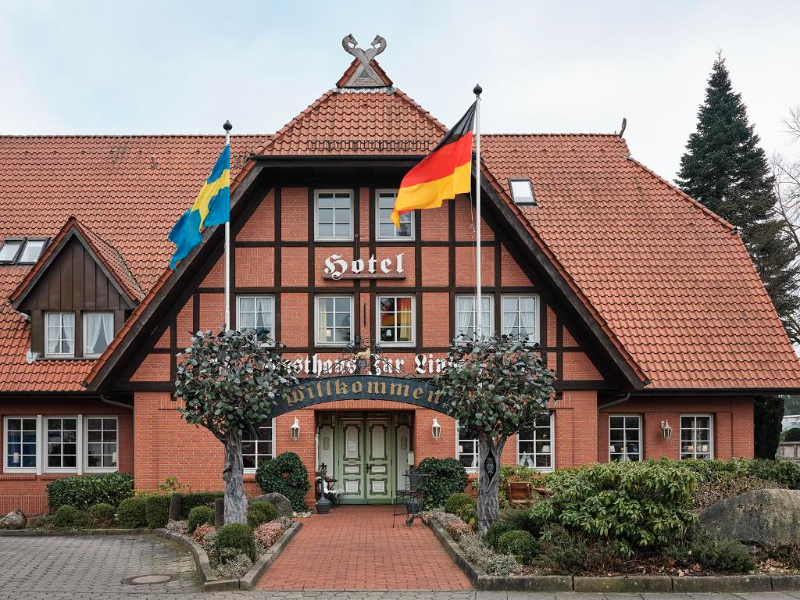 Net onder Hamburg kun je dit traditionele Duitse overnachtingshotel vinden. Nabij de A1, dus een uitstekende overnachting op doorreis naar Denemarken!