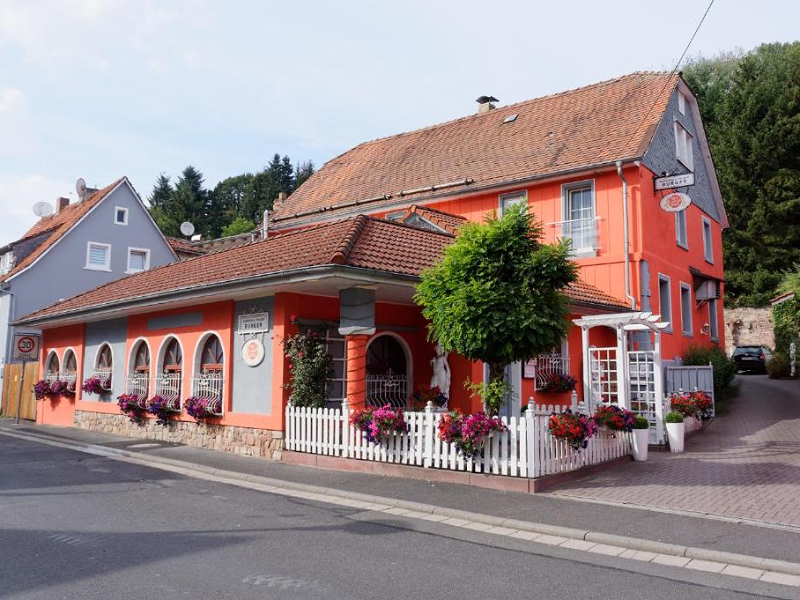 Dit charmante pension of minihotelletje is perfect voor een overnachting op doorreis door Duitsland. Het ligt tussen Frankfurt en Würzburg in, nabij de A3.