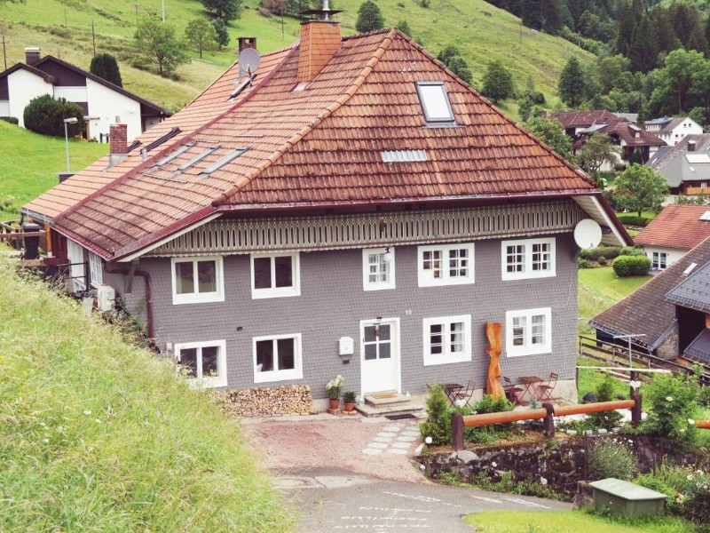 Het charmante Schwarzwaldhaus im Ferienparadies Todtnau, waar je met 4 of 5 mensen een appartement kunt boeken.