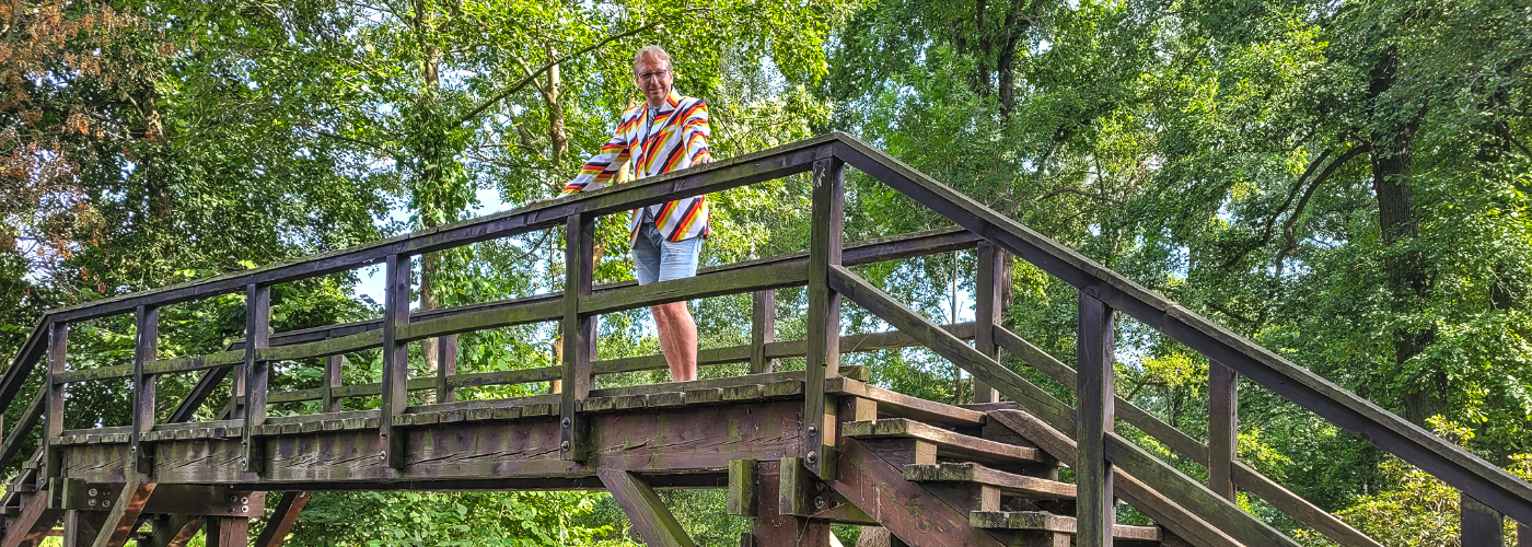 Patrick kijkt uit over het water in het Spreewald