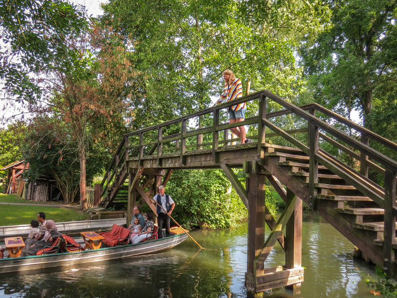 Sabine kijkt uit over het water in het Spreewald